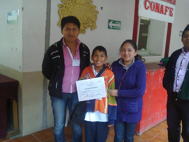 Entrega de reconocimiento al alumno Jesús Manuel de L. D. Colosio, pap. Por participar en el 9º parlamento 2013