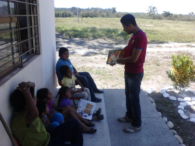 Momento literario, en la comunidad Augusto Gómez Villanueva, Tecolutla.
